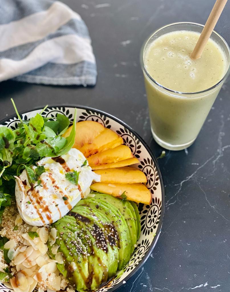 Smoothie vert accompagné du salade mozza, pêche, amandes, avocat.