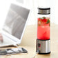 Blender en charge contenant de l'eau et des fruits à mixer