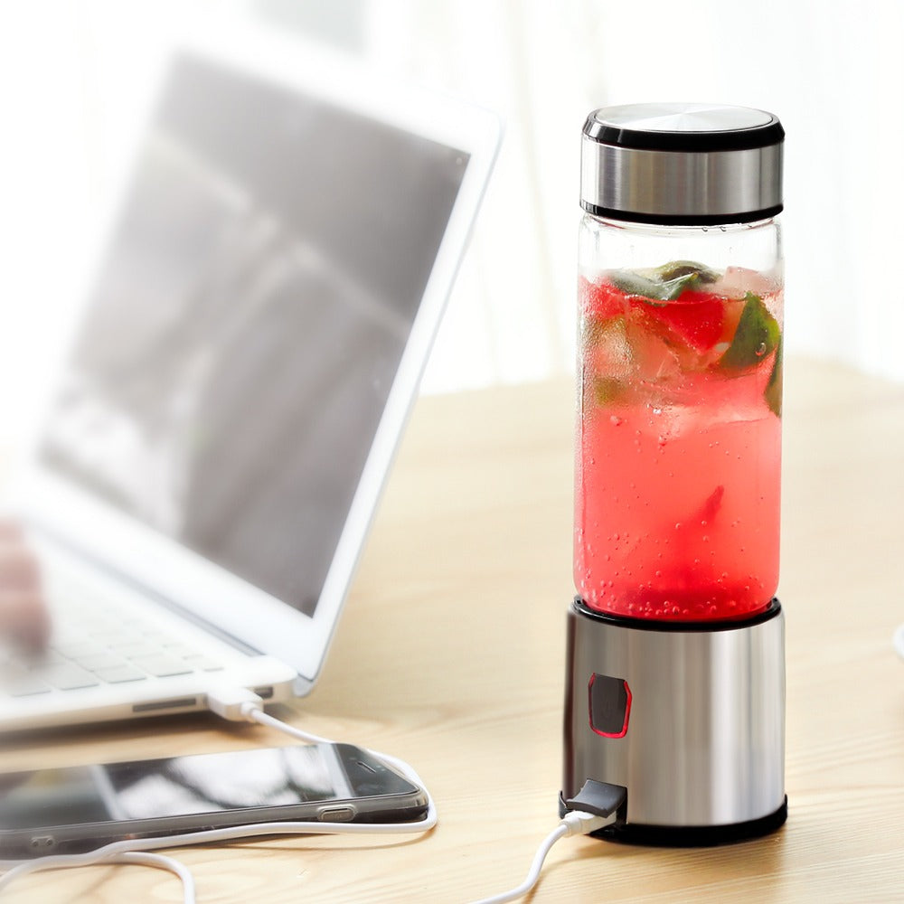 Blender en charge contenant de l'eau et des fruits à mixer