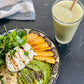 Smoothie vert accompagné du salade mozza, pêche, amandes, avocat.