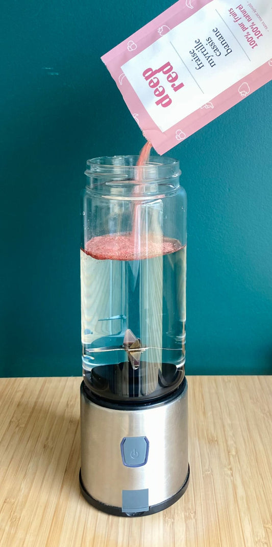 Préparation 100% purs fruits à réhydrater versée dans de l'eau dans un blender